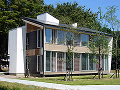 In summer,the windows are opened to create an outdoor space under the eaves.